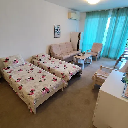 Гостьовий будинок Cozy With Free Parking *