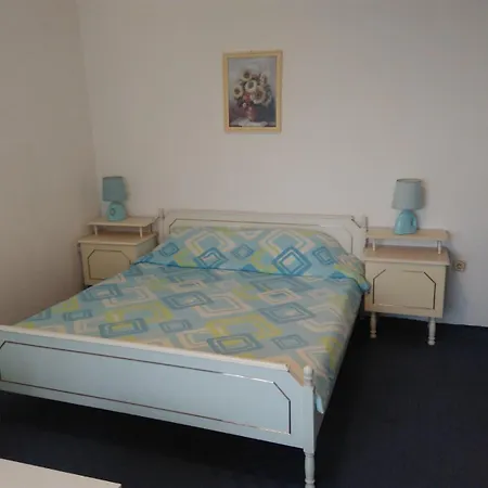 Гостьовий будинок Cozy With Free Parking